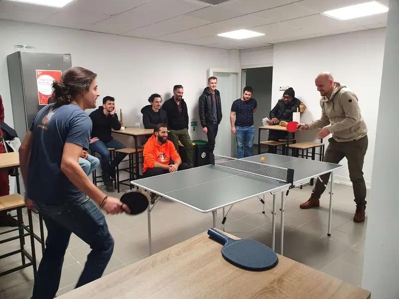 Partie de ping-pong dans la salle de pause de l’école