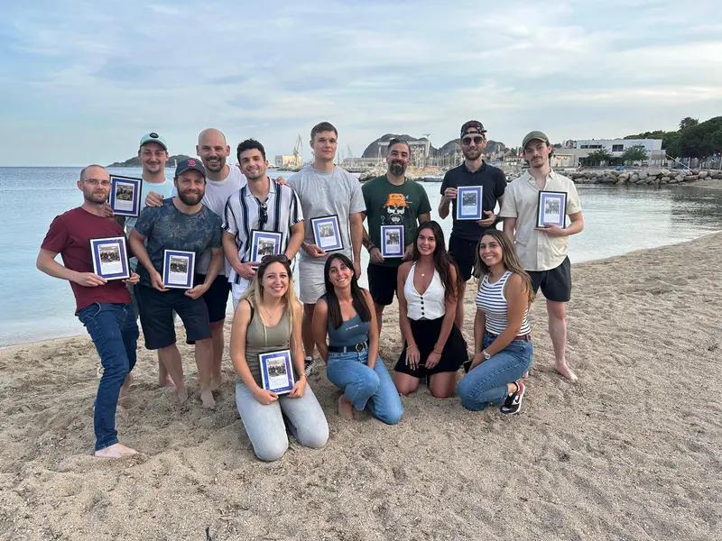 La promotion DWWM 2022 sur la plage, diplômes à la main