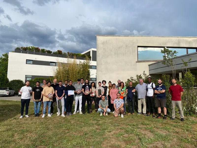 Les participants du hackathon RSE 2023 réunis devant les locaux de l’école