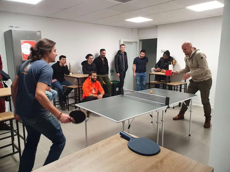 Partie de ping-pong dans la salle de pause de l’école