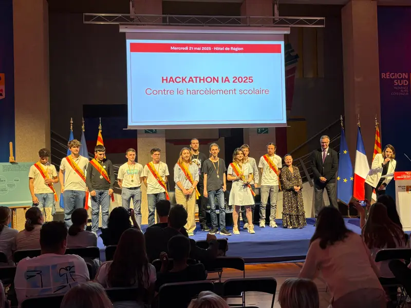 Les élèves sur scène au Hackathon IA 2025, à l’Hôtel de Région