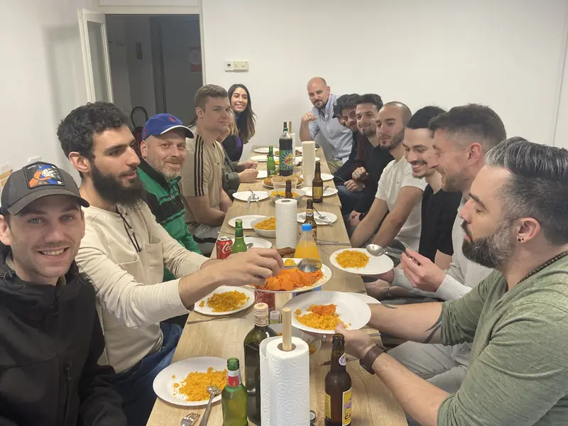 Repas de promotion autour d’une grande table dans les locaux