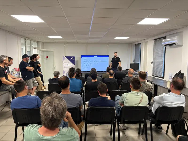 Conférence DevOps dans la salle de l’école, la promotion assise face à l’intervenant