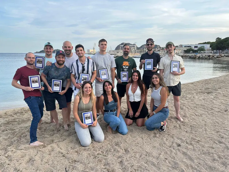 La promotion DWWM 2022 sur la plage, diplômes à la main