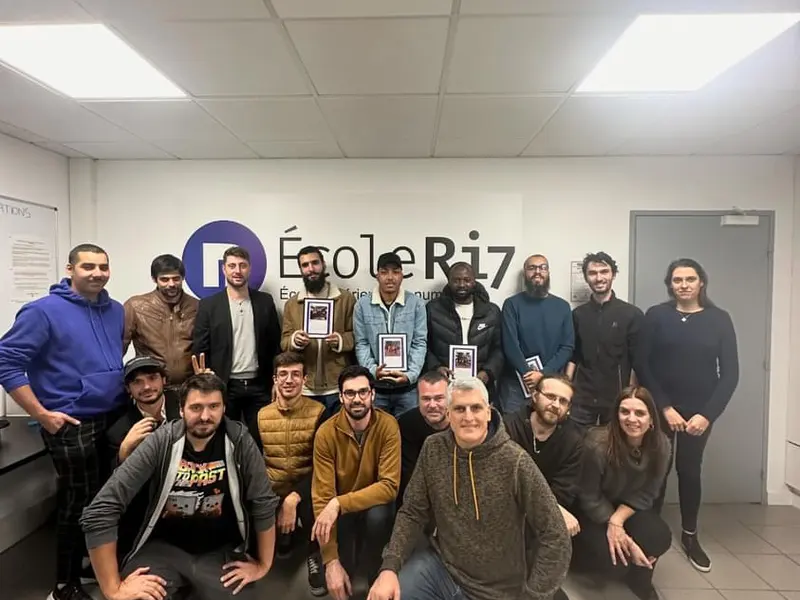 Une promotion debout et assise devant le logo de l’école
