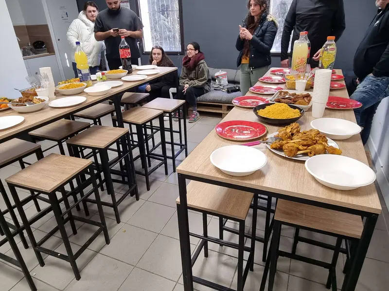 Le buffet d’un repas de promotion dressé sur les tables de la salle de pause